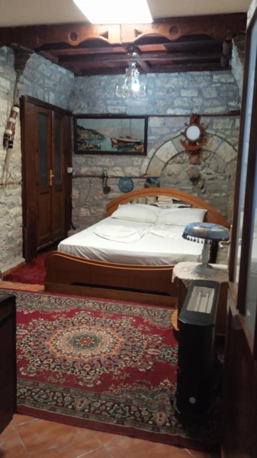 Karafil Guesthouse จีโรคาสเตอร์ ภายนอก รูปภาพ