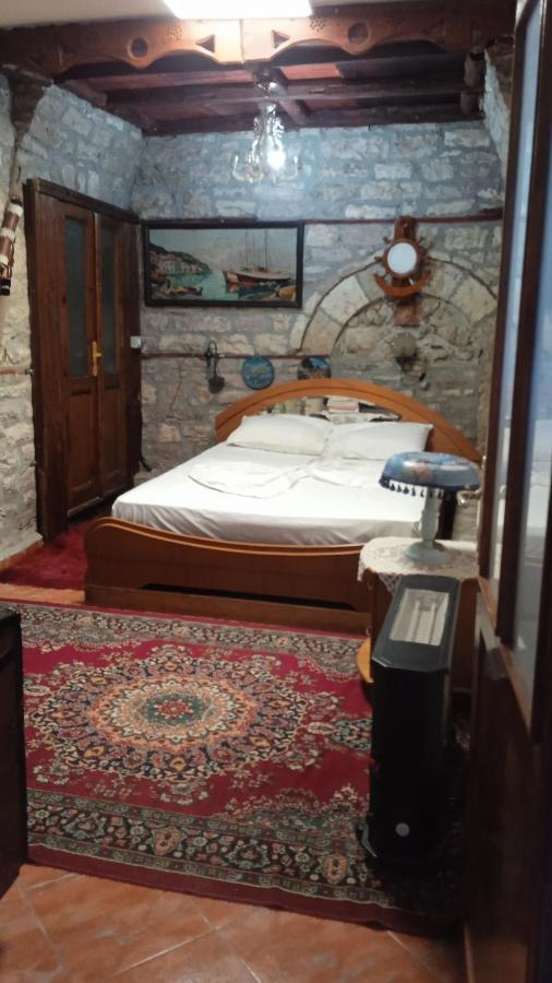 Karafil Guesthouse จีโรคาสเตอร์ ภายนอก รูปภาพ
