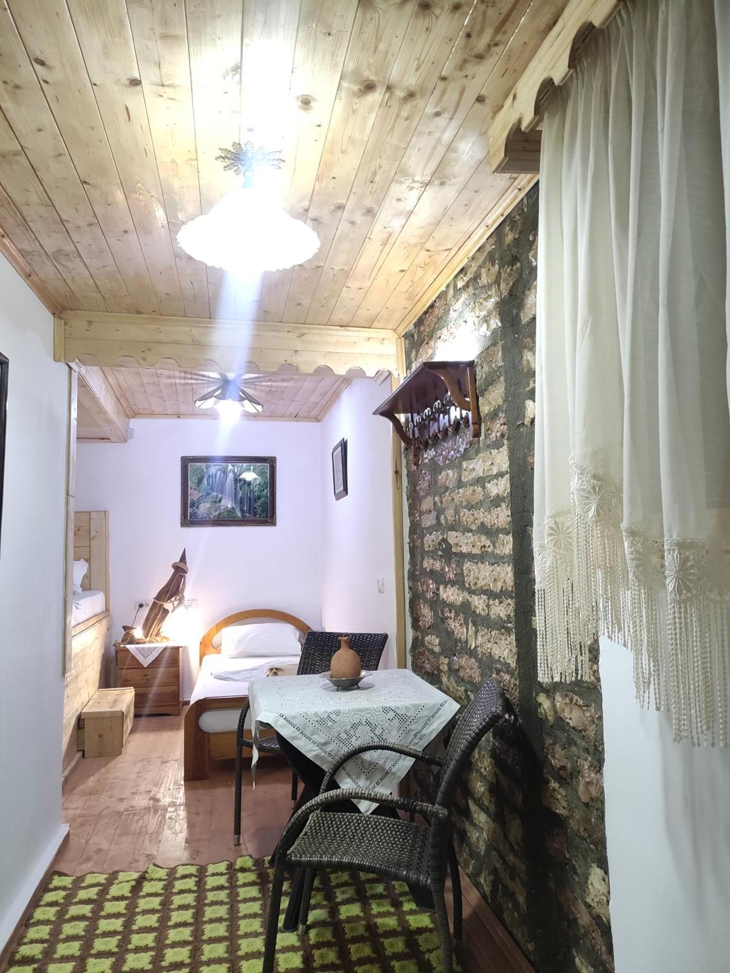 Karafil Guesthouse จีโรคาสเตอร์ ภายนอก รูปภาพ