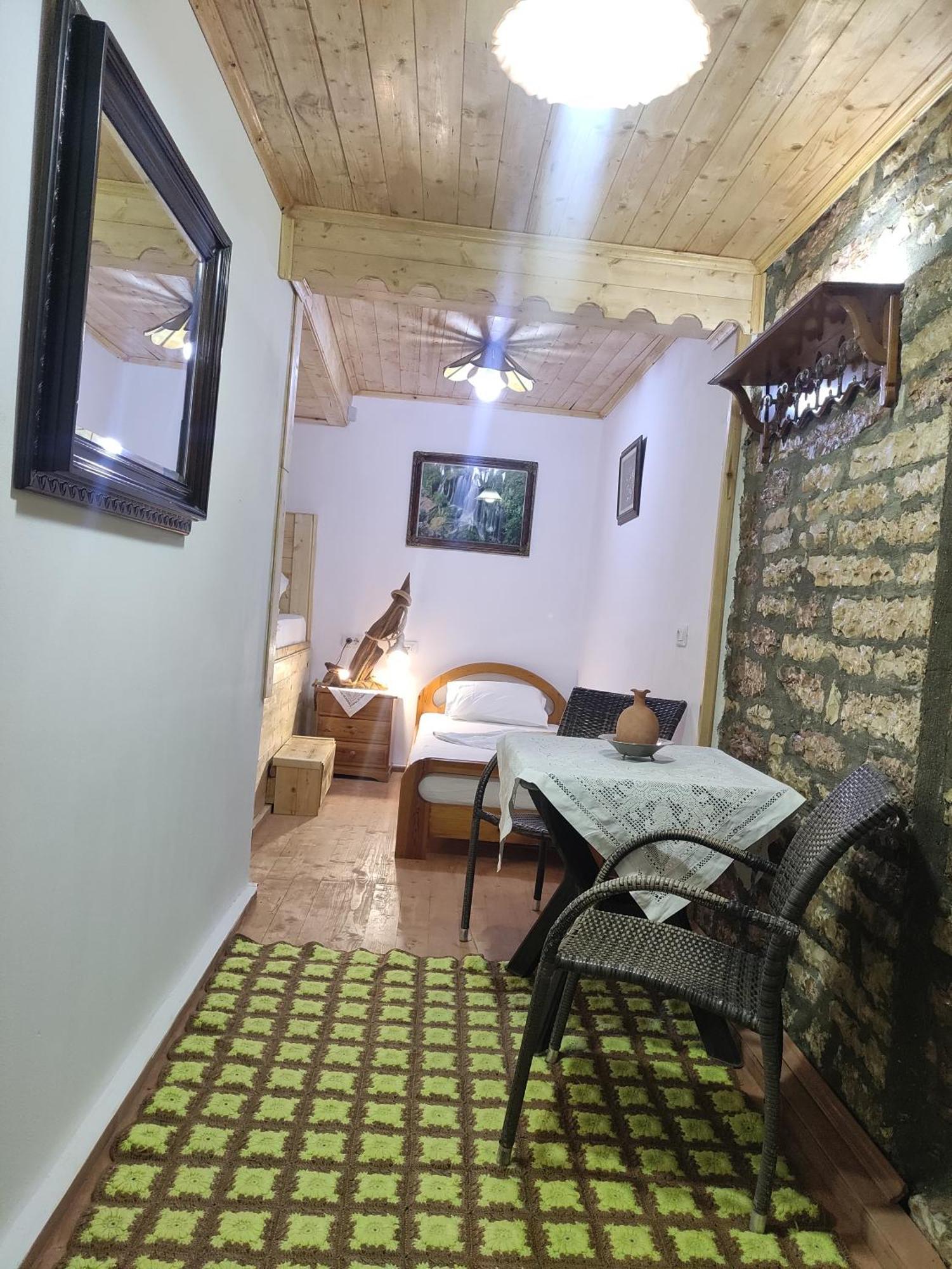 Karafil Guesthouse จีโรคาสเตอร์ ภายนอก รูปภาพ
