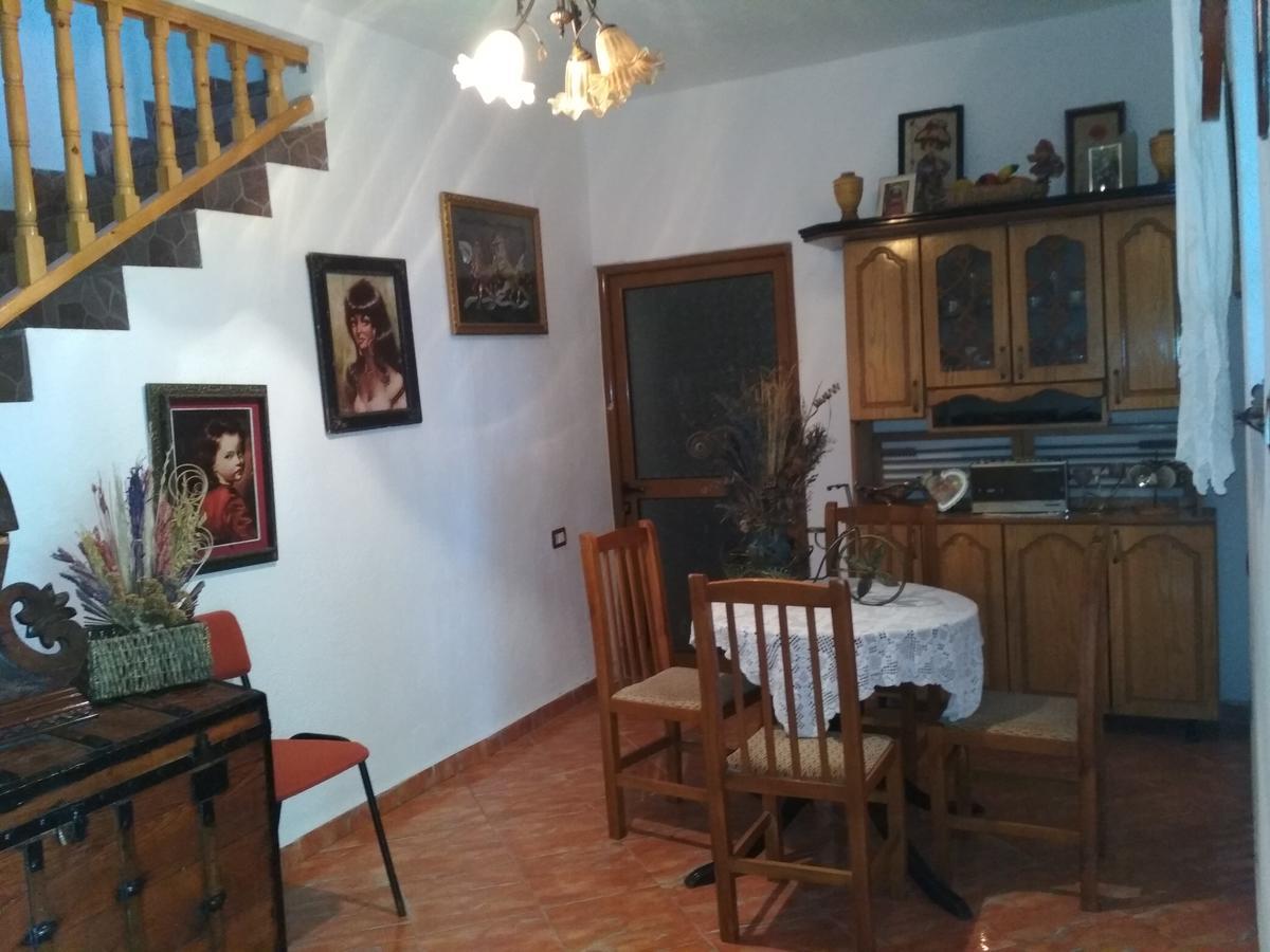 Karafil Guesthouse จีโรคาสเตอร์ ภายนอก รูปภาพ