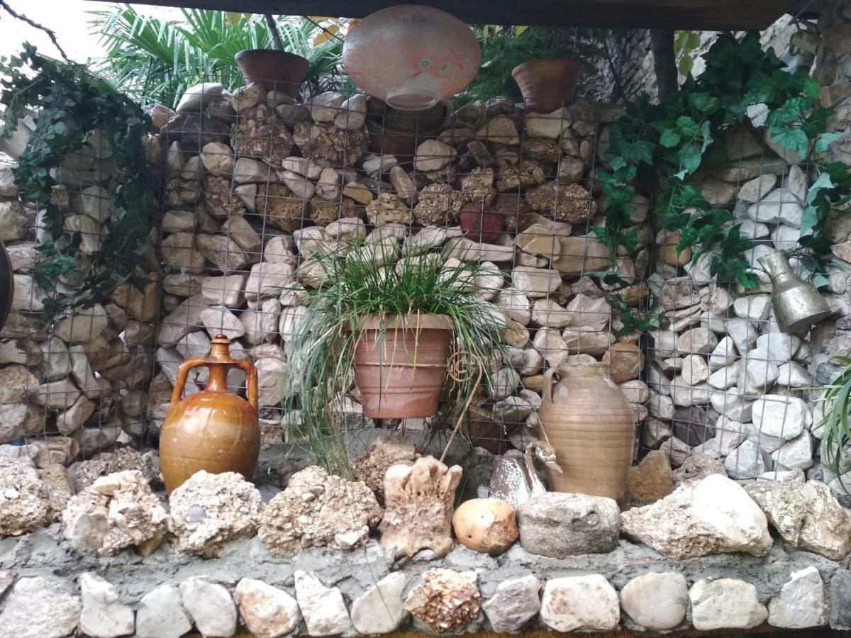 Karafil Guesthouse จีโรคาสเตอร์ ภายนอก รูปภาพ